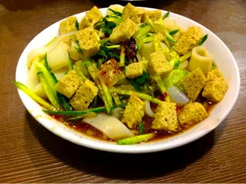 一天卖50份凉面能挣多少钱,卖凉面一个月能赚多少钱