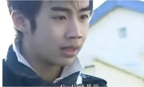 被逼退出音乐组合转战影视圈，娶玉女歌手生娃怒撕前队友