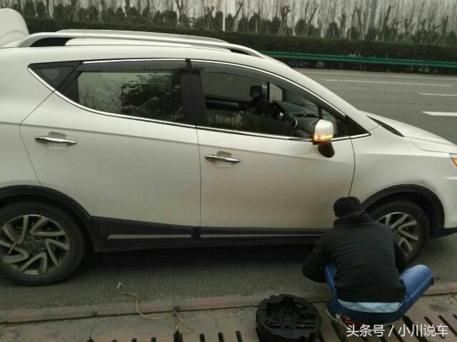 钥匙找不到锁芯怎么卸下来,汽车轮胎防盗螺丝套筒怎么找不到