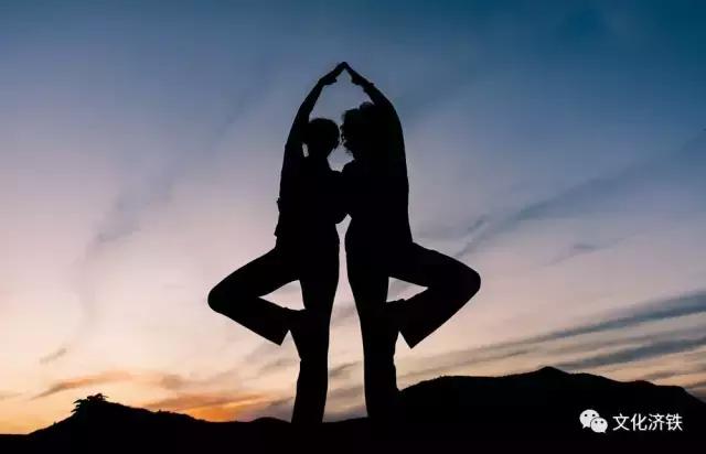 “健康济铁·瑜你同行”室外瑜伽暨摄影采风在袁洪峪举行