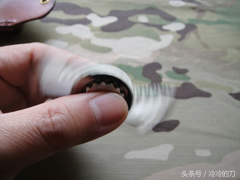 炫彩钛合金指尖陀螺,精致小巧炫酷指尖陀螺