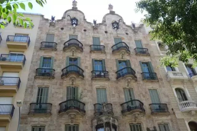 西班牙高迪个人介绍,疯狂的高迪成就了巴塞罗那的传奇