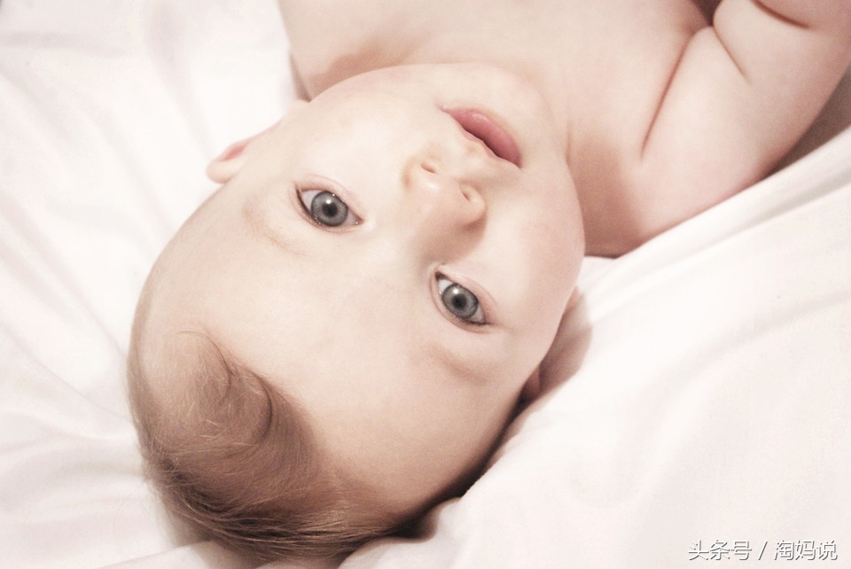 新生儿呛奶的正确处理方式幻灯片,新生儿呛奶急救的几种方法