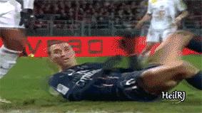 盘点绿茵场上精彩过人,比武打片还精彩的格斗比赛