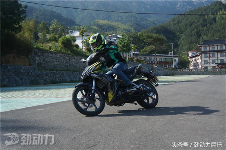 贝纳利弯梁rfs150i可以装尾箱吗,贝纳利弯梁rfs150i测评