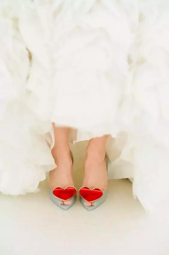 小时候我嫌这双鞋low，全身塑料的它现在要卖好几千块！