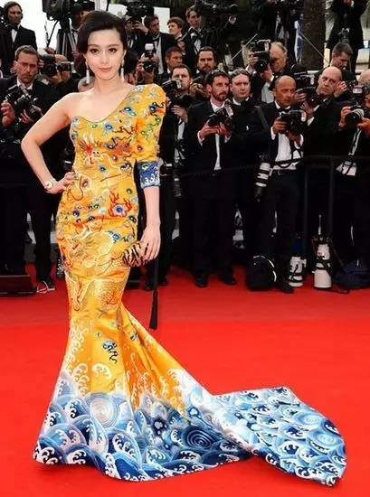 某网红穿国旗装蹭戛纳红毯,戛纳红毯穿衣乱象