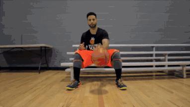 足球运球的正确姿势,正确的运球方法是用手指还是手掌