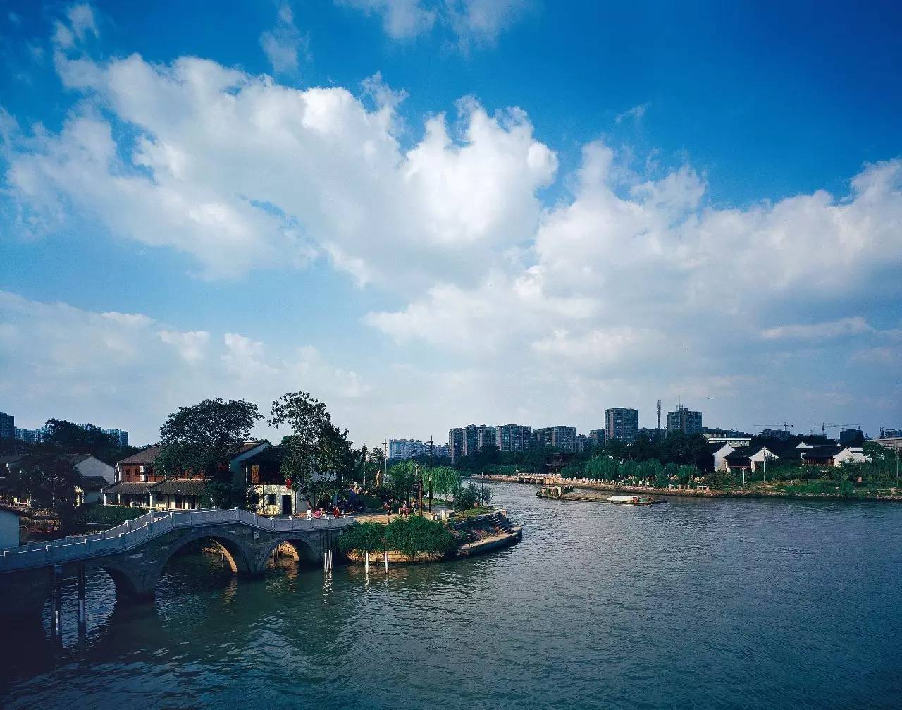 千年运河边，将烟雨江南盈手相赠，你还欠自己一次隐居