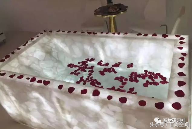 镜面碳晶板家装效果,白水晶简装效果图