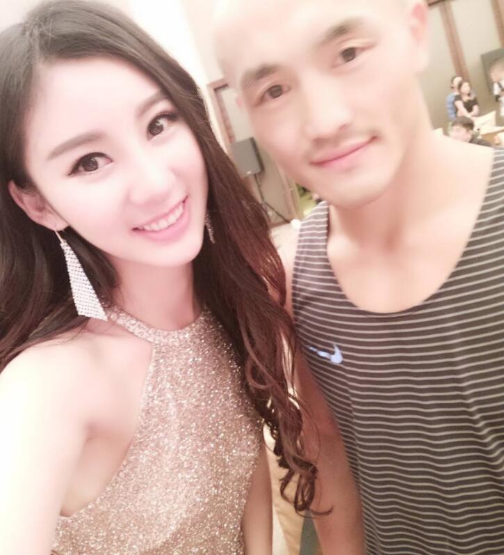 从车展不看车说起，中国搏击需打造知名度不逊白百何的举牌女郎！