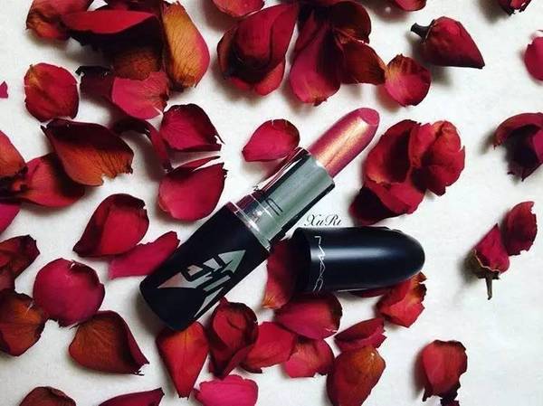 几百块可能买不到好的口红,十支口红够用吗