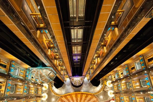 坐着豪华游轮,坐着邮轮看世界