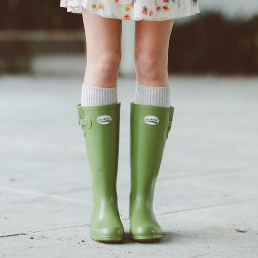 最美的不是下雨天而是和你在一起,雨天最美丽的鞋子