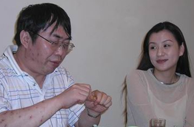 65岁棋圣聂卫平近照，离婚两次后娶小23岁美女，被骂第一渣男