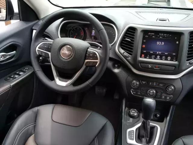 2017jeep自由光内饰功能,2017款jeep自由光可以播放视频