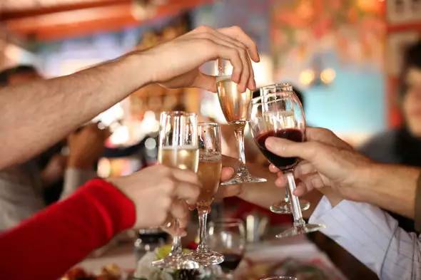 医聊真相开年饭喝High起来,扣喉?吃药?NoNoNo