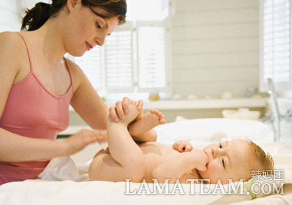 她使用某爽身粉几十年患卵巢癌去世，其实有种爽身粉更有效还安全