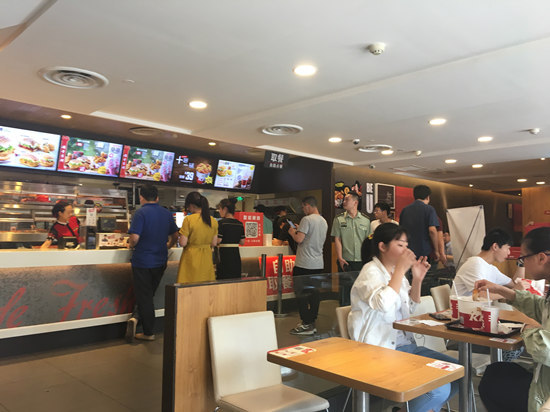 吃肯德基吃到苍蝇打哪个电话投诉,肯德基苍蝇卵事件