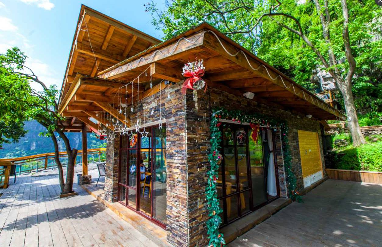 「宜昌城事」宜昌首张“外国人工作许可证”被谁领走？超美的西陵峡夜光酒吧来了，约吗？