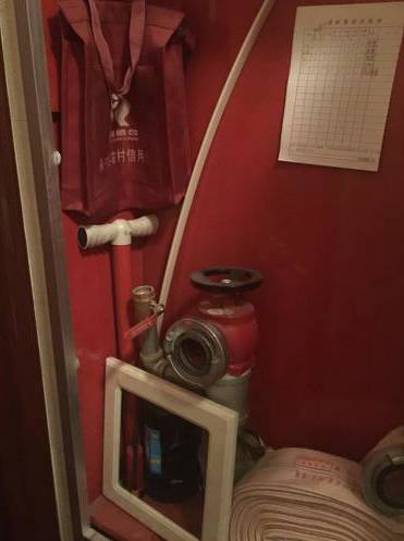 「关注」银川2住户竟将公共区域占为己有！红地毯、铁栅栏全来了！