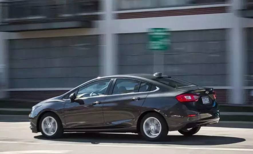 雪佛兰科鲁兹降价值得入手吗,雪佛兰科鲁兹和大众桑塔纳哪个好