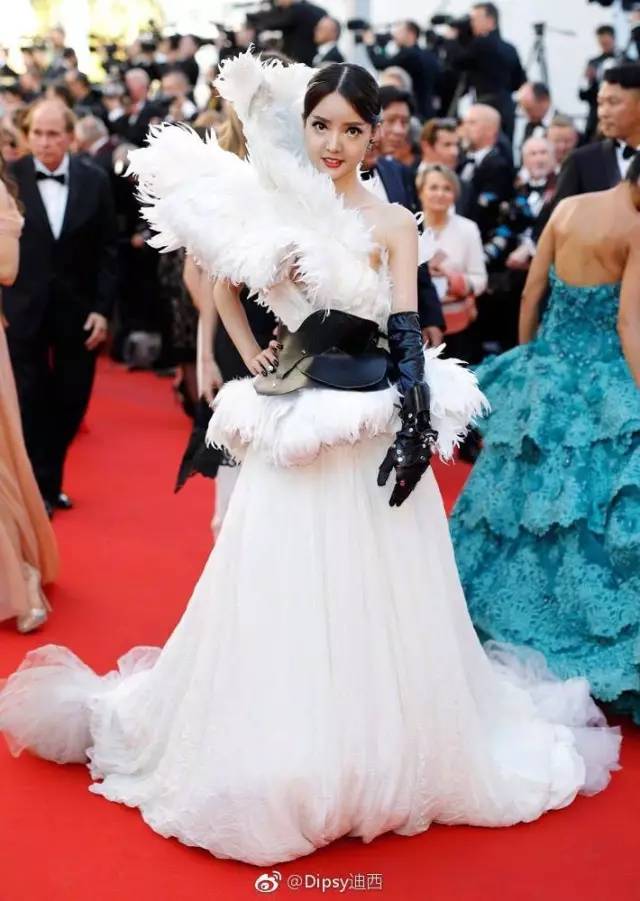 某网红穿国旗装蹭戛纳红毯,戛纳红毯穿衣乱象