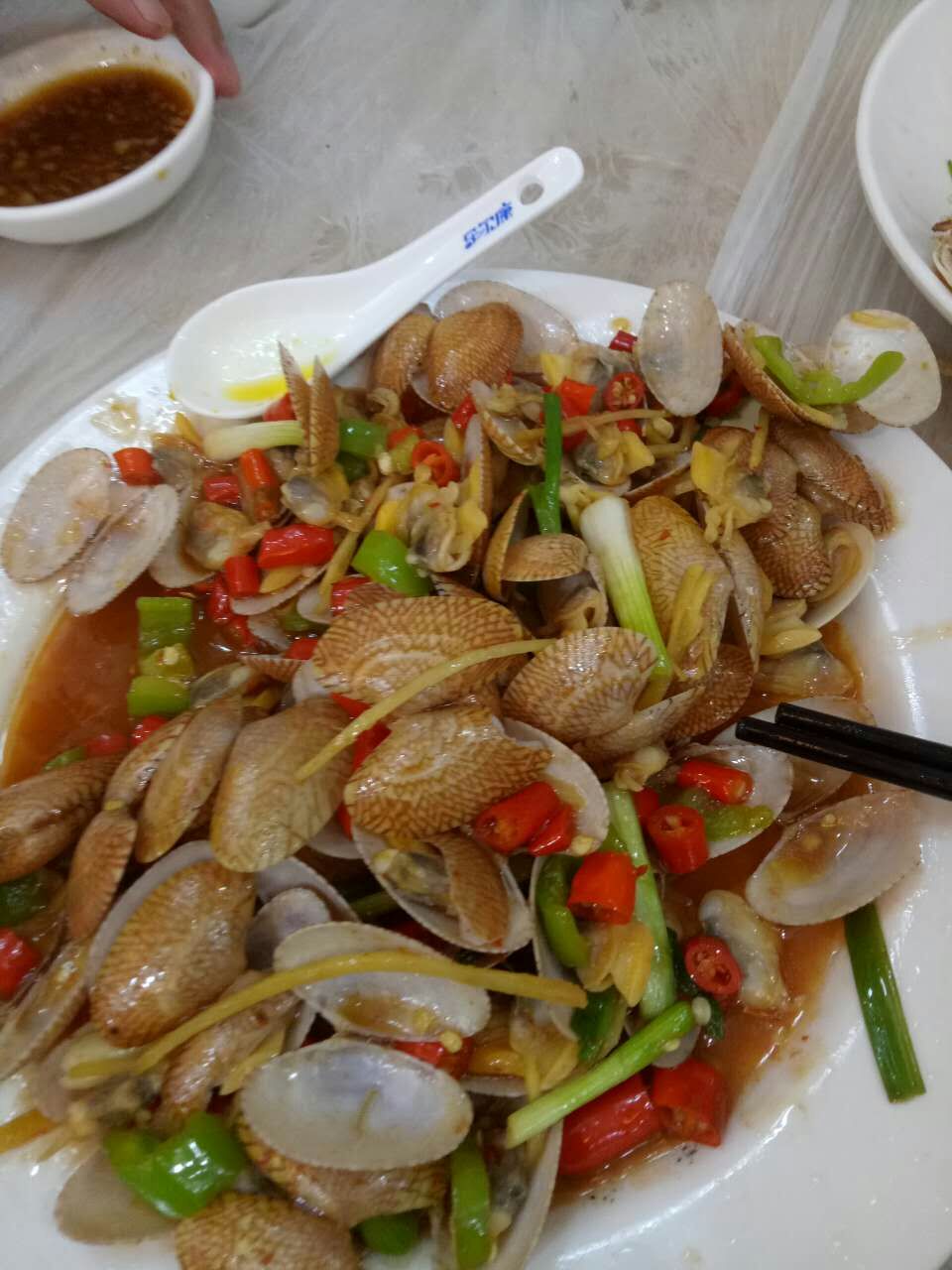 两个快乐的小阿妹神游三亚