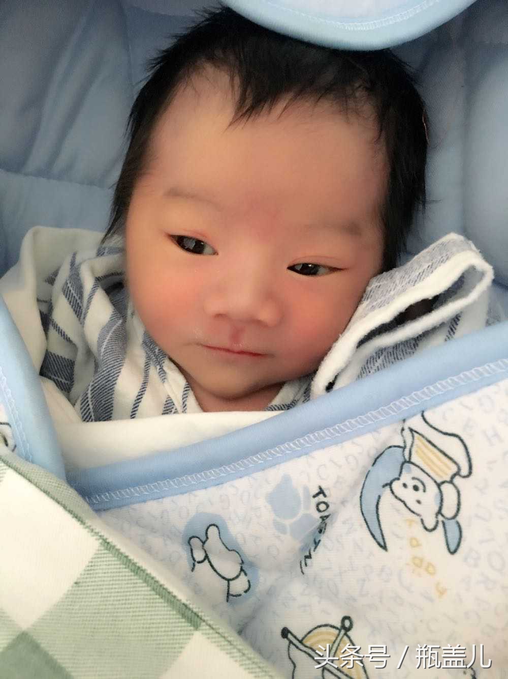 新生儿不吃奶妈妈一抱就哭,新生儿不吃奶妈妈哭