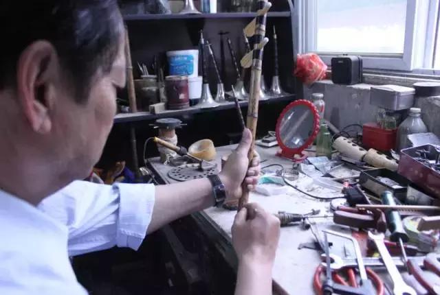 他在聊城这个不足十平米的小店里,坚守自己梦想京剧梦想