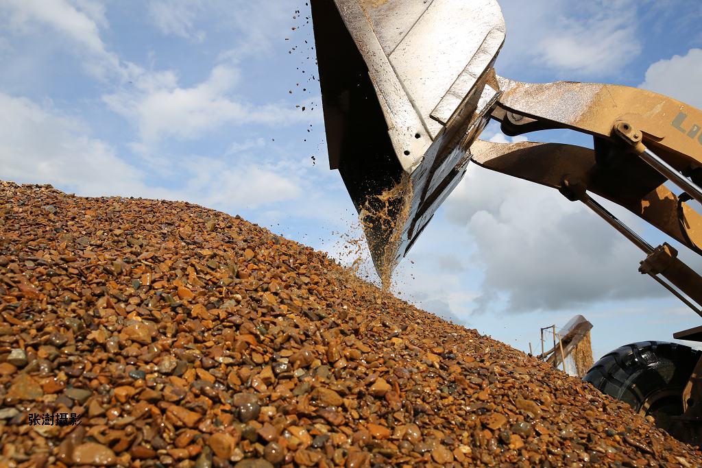 嫩江玛瑙多出自砂场为了得到玛瑙石总有人请求免费干活