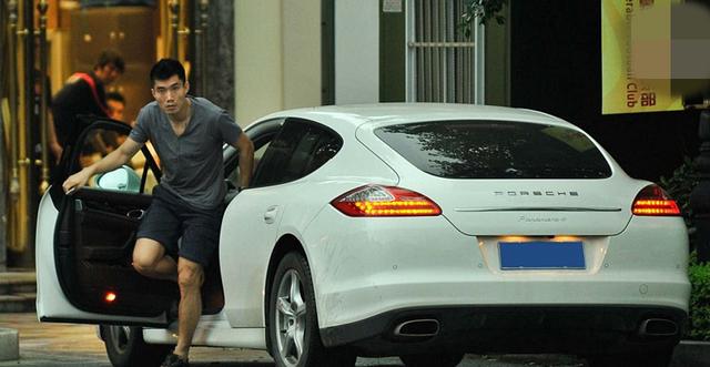 武磊赵明剑,国足韦世豪的车