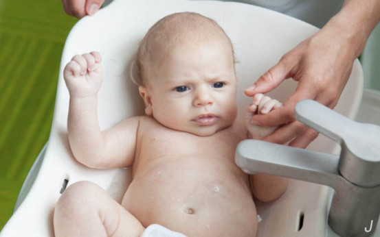 宝宝每次洗澡都哭闹怎么回事,新生儿洗澡和换尿布哭闹很厉害