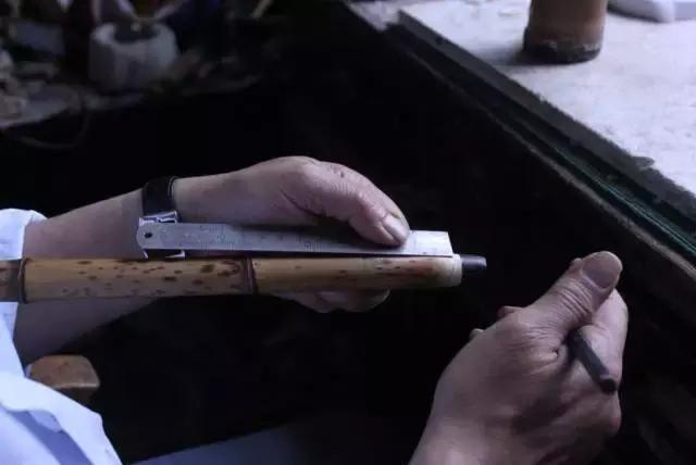 他在聊城这个不足十平米的小店里,坚守自己梦想京剧梦想