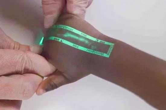 这个黑科技能照亮你的血管，让护士好好地给你扎针！