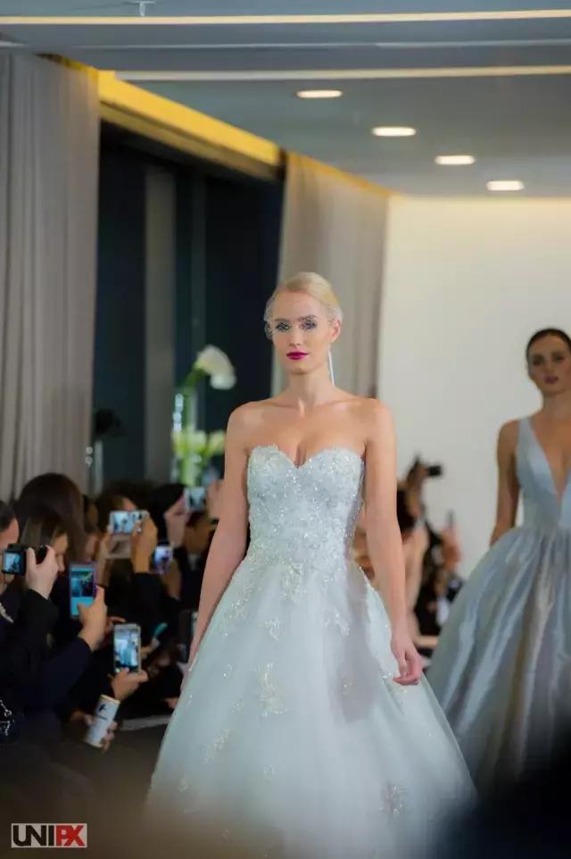 谁家的婚纱可以让你在海边举办婚礼也不怕晒黑？