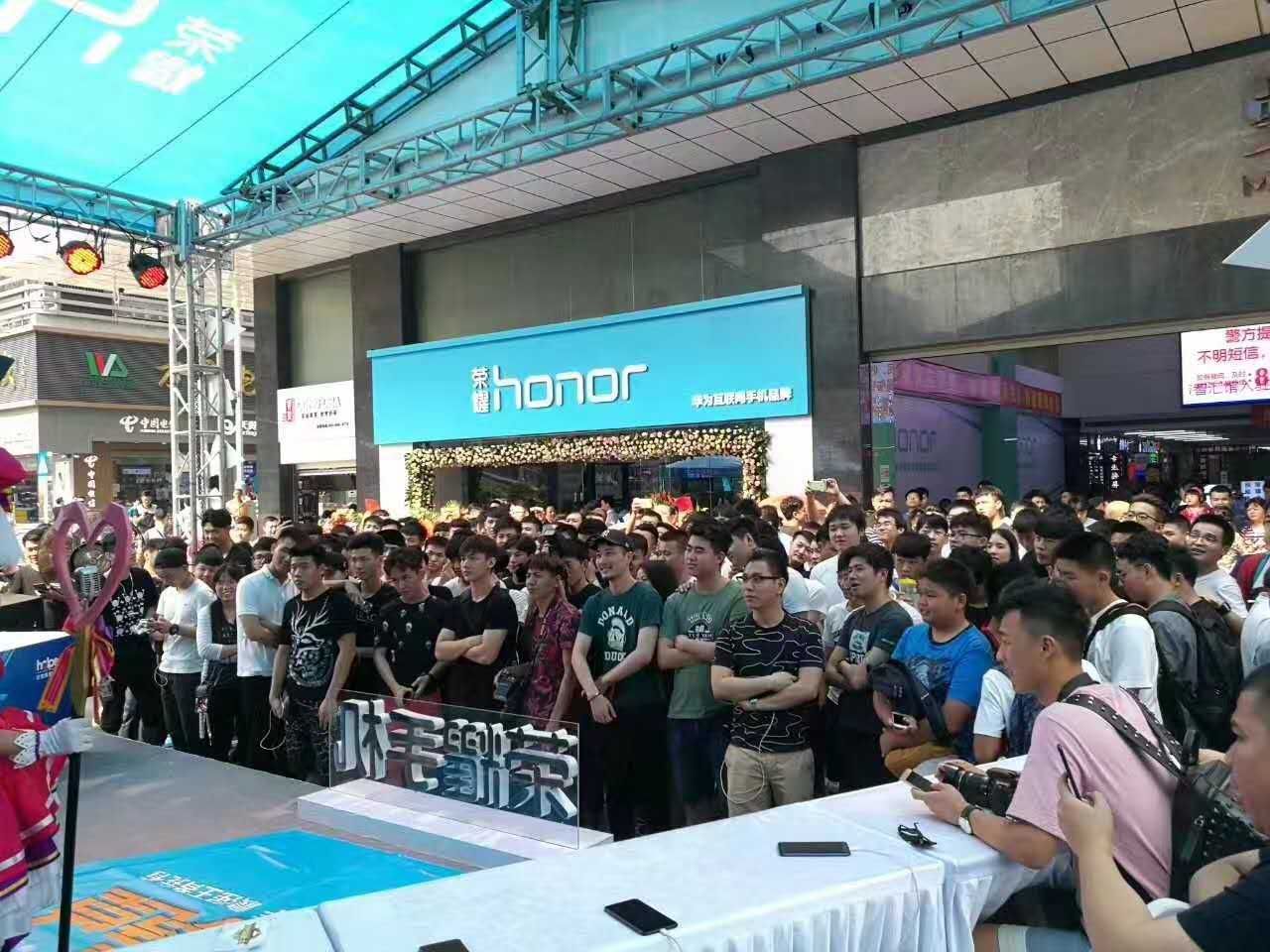 这个手机品牌在深圳开了一家店火爆程度超出想象！