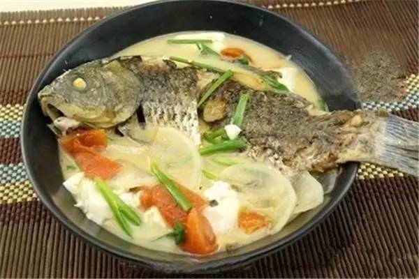 清炖鲫鱼怎么做给孩子吃才有营养,家常炖鲫鱼正宗做法