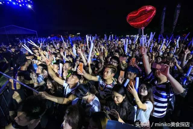 8年了,他每一次粗现都能让成都人嗨得花枝颠颤!