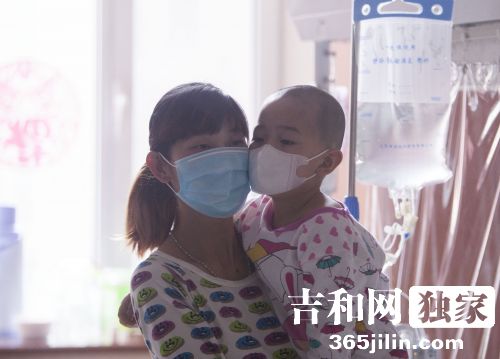 除夕夜九台4岁的小然然被诊断为白血病躺在病床上