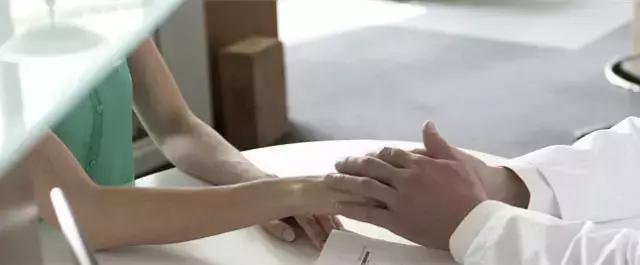 喜欢上已婚女下属该怎么办,我同事爱上我了咋办