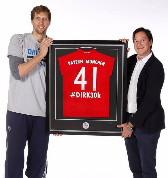 带伤也要观战欧冠，NBA球星爱足球的真多，詹皇库里是铁粉