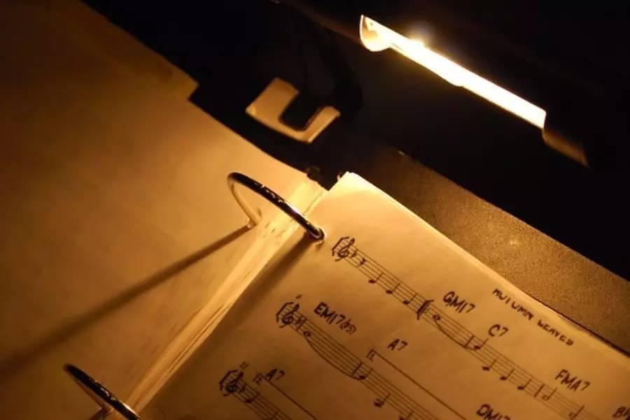 五线谱零基础学吉他,弹吉他应该看六线谱还是五线谱