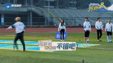 那么多路人甲都阻挡不了,鹿晗和热巴十指相扣对视