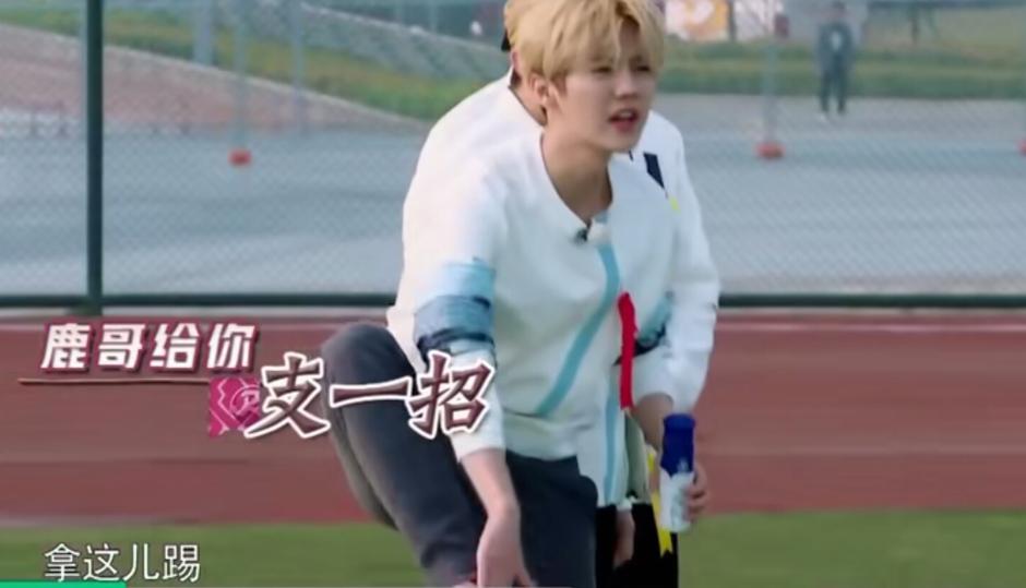 那么多路人甲阻挡不了你,鹿晗热巴对视十指相扣还撩发