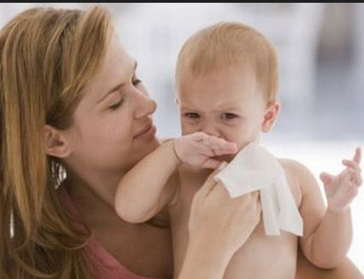 别总是给宝宝用湿巾纸,老用湿巾给宝宝洗脸