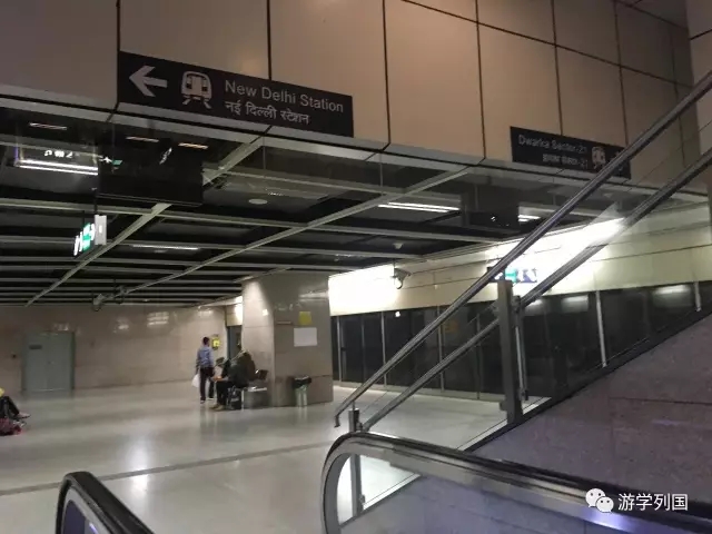 两个小姑娘只身前往印度遇到骗局,两个女孩被人骗到山里