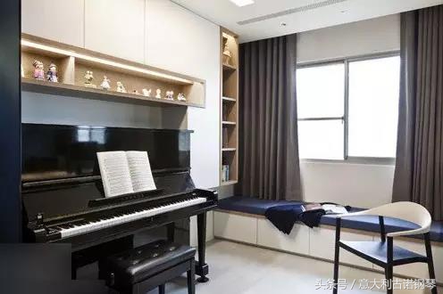 钢琴搬回家方法,钢琴在客厅如何布置