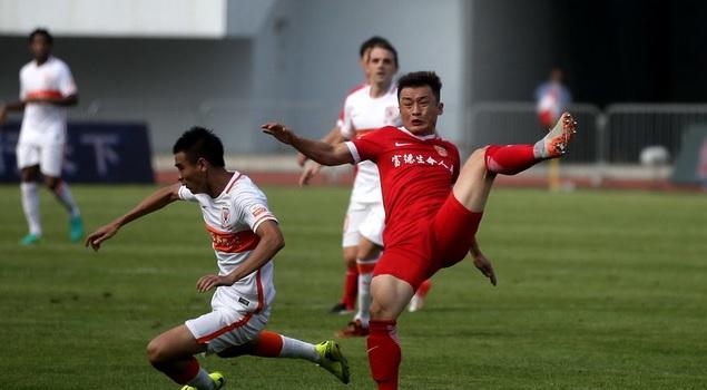 国足穷小子：曾卷报纸当球踢，现已成鲁能绝对主力