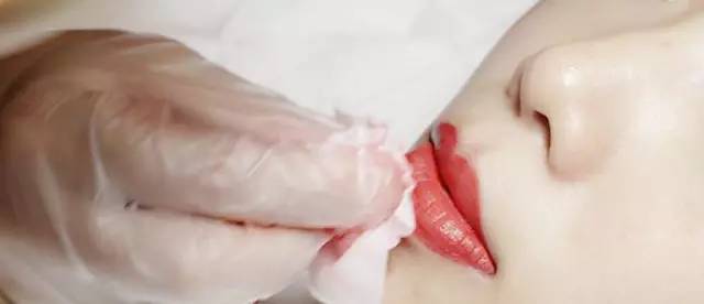 漂唇渐变唇操作手法,漂唇的时候唇边缘要怎么操作